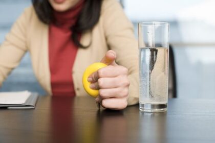 4 Zodiak yang Paling Sering Gugup saat Bertemu Orang Baru