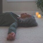 Benarkah Tidur di Ubin Tanpa Alas Bisa Picu Paru-paru Basah?