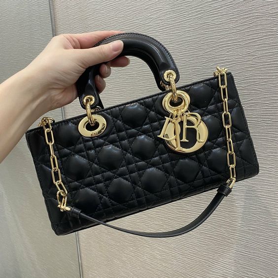 Biaya Produksi Tas Dior Tak Sampai Sejuta, Kok Bisa?