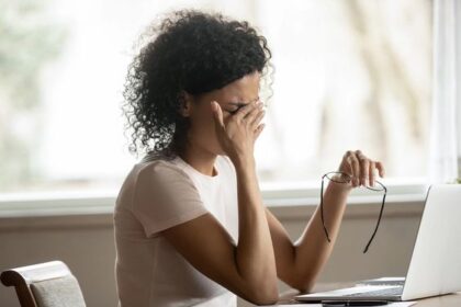 4 Tips Merawat Mata yang Gampang Lelah Saat Menatap Layar