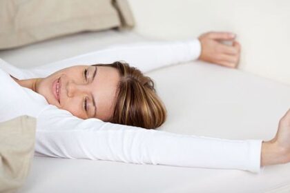 Mengenal Sejumlah Manfaat Tidur Tanpa Bantal, Sudah Tahu?