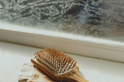 Alasan Mengapa Sikat Rambut Kayu Lebih Baik dari Sisir Biasa