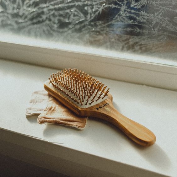 Alasan Mengapa Sikat Rambut Kayu Lebih Baik dari Sisir Biasa
