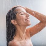 Mandi dengan Air Hangat vs Air Dingin, Mana yang Lebih Sehat?