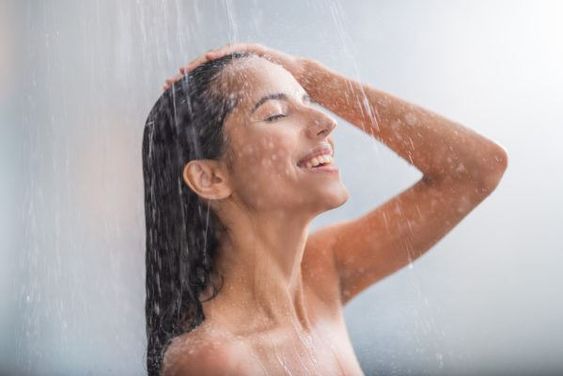 Mandi dengan Air Hangat vs Air Dingin, Mana yang Lebih Sehat?