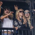 Gaya Stylish Anya Taylor-Joy sampai Dua Lipa di Glastonbury 2024