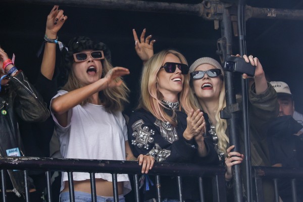 Gaya Stylish Anya Taylor-Joy sampai Dua Lipa di Glastonbury 2024