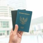 Syarat membuat paspor Syarat membuat paspor 2024 kurang lebih tak jauh berbeda dari tahun-tahun sebelumnya. Ada beberapa dokumen yang perlu dikumpulkan pemohon. Berikut di antaranya: - KTP yang masih berlaku atau surat keterangan pindah ke luar negeri. - Kartu Keluarga (KK) - Dokumen lain berupa akta kelahiran, akta perkawinan, buku nikah, ijazah, atau surat baptis. Dokumen harus mencantumkan nama, tempat, dan tanggal lahir, serta nama orang tua. Jika tidak, Anda dapat melampirkan surat keterangan dari instansi yang berwenang. - Surat kewarganegaraan Indonesia bagi orang asing yang memperoleh kewarganegaraan Indonesia atau penyampaian pernyataan untuk memilih kewarganegaraan sesuai dengan ketentuan peraturan perundang-undangan. - Surat penetapan ganti nama. - Paspor lama bagi yang telah memiliki. - Dokumen penunjang seperti surat keterangan kerja, surat kesehatan, dan lain-lain. Namun demikian, beberapa waktu lalu Ditjen Imigrasi Kementerian Hukum dan Hak Asasi Manusia (Kemenkumham) berencana mengintegrasikan sistem imigrasi dengan Kependudukan dan Pencatatan Sipil (Disdukcapil). Hal ini membuat Anda tak perlu lagi melampirkan KTP dan KK sebagai syarat bikin paspor. Hanya saja, belum diketahui dengan pasti kapan sistem baru tersebut akan diterapkan. Cara membuat paspor online 2024 Cara membuat paspor online 2024 bisa dilakukan melalui aplikasi M-Paspor. Aplikasi bisa diunduh di Google Play Store atau App Store. Pemohon bisa melakukan pengajuan pembuatan paspor melalui aplikasi tersebut. Namun, pemohon tetap diwajibkan datang ke kantor imigrasi untuk proses verifikasi dan wawancara. Berikut langkah membuat paspor online 2024 yang bisa diikuti: 1. Buat akun baru. Isi semua informasi yang diperlukan dengan benar. Dan ikuti petunjuk. Atau, log in jika sudah memiliki akun. 2. Log in ke dalam akun, lalu pilih layanan yang dibutuhkan. Pilih layanan pembuatan paspor baru. 3. Pilih lokasi kantor imigrasi terdekat. Kantor imigrasi ini nantinya akan Anda datangi untuk proses verifikasi, foto, dan wawancara. 4. Pilih jadwal kunjungan ke kantor imigrasi. 5. Isi formulir dengan lengkap. Pastikan semua data dimasukkan dengan benar. 6. Unggah dokumen yang dibutuhkan. 7. Konfirmasi seluruh proses dan lakukan pembayaran sesuai metode yang dipilih. Berikut rincian biaya pembuatan paspor: - Paspor biasa 48 halaman untuk WNI: Rp350 ribu - Paspor biasa 48 halaman elektronik (e-paspor) untuk WNI: Rp650 ribu - Surat perjalanan laksana paspor untuk WNI: Rp100 ribu - Surat perjalanan laksana paspor untuk orang asing: Rp150 ribu - Layanan percepatan paspor sehari selesai: Rp1 juta - Paspor hilang: Rp1 juta - Paspor rusak: Rp500 ribu Demikian syarat dan cara membuat paspor online 2024. Mudah bukan?