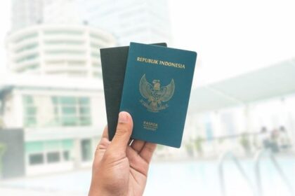 Syarat membuat paspor Syarat membuat paspor 2024 kurang lebih tak jauh berbeda dari tahun-tahun sebelumnya. Ada beberapa dokumen yang perlu dikumpulkan pemohon. Berikut di antaranya: - KTP yang masih berlaku atau surat keterangan pindah ke luar negeri. - Kartu Keluarga (KK) - Dokumen lain berupa akta kelahiran, akta perkawinan, buku nikah, ijazah, atau surat baptis. Dokumen harus mencantumkan nama, tempat, dan tanggal lahir, serta nama orang tua. Jika tidak, Anda dapat melampirkan surat keterangan dari instansi yang berwenang. - Surat kewarganegaraan Indonesia bagi orang asing yang memperoleh kewarganegaraan Indonesia atau penyampaian pernyataan untuk memilih kewarganegaraan sesuai dengan ketentuan peraturan perundang-undangan. - Surat penetapan ganti nama. - Paspor lama bagi yang telah memiliki. - Dokumen penunjang seperti surat keterangan kerja, surat kesehatan, dan lain-lain. Namun demikian, beberapa waktu lalu Ditjen Imigrasi Kementerian Hukum dan Hak Asasi Manusia (Kemenkumham) berencana mengintegrasikan sistem imigrasi dengan Kependudukan dan Pencatatan Sipil (Disdukcapil). Hal ini membuat Anda tak perlu lagi melampirkan KTP dan KK sebagai syarat bikin paspor. Hanya saja, belum diketahui dengan pasti kapan sistem baru tersebut akan diterapkan. Cara membuat paspor online 2024 Cara membuat paspor online 2024 bisa dilakukan melalui aplikasi M-Paspor. Aplikasi bisa diunduh di Google Play Store atau App Store. Pemohon bisa melakukan pengajuan pembuatan paspor melalui aplikasi tersebut. Namun, pemohon tetap diwajibkan datang ke kantor imigrasi untuk proses verifikasi dan wawancara. Berikut langkah membuat paspor online 2024 yang bisa diikuti: 1. Buat akun baru. Isi semua informasi yang diperlukan dengan benar. Dan ikuti petunjuk. Atau, log in jika sudah memiliki akun. 2. Log in ke dalam akun, lalu pilih layanan yang dibutuhkan. Pilih layanan pembuatan paspor baru. 3. Pilih lokasi kantor imigrasi terdekat. Kantor imigrasi ini nantinya akan Anda datangi untuk proses verifikasi, foto, dan wawancara. 4. Pilih jadwal kunjungan ke kantor imigrasi. 5. Isi formulir dengan lengkap. Pastikan semua data dimasukkan dengan benar. 6. Unggah dokumen yang dibutuhkan. 7. Konfirmasi seluruh proses dan lakukan pembayaran sesuai metode yang dipilih. Berikut rincian biaya pembuatan paspor: - Paspor biasa 48 halaman untuk WNI: Rp350 ribu - Paspor biasa 48 halaman elektronik (e-paspor) untuk WNI: Rp650 ribu - Surat perjalanan laksana paspor untuk WNI: Rp100 ribu - Surat perjalanan laksana paspor untuk orang asing: Rp150 ribu - Layanan percepatan paspor sehari selesai: Rp1 juta - Paspor hilang: Rp1 juta - Paspor rusak: Rp500 ribu Demikian syarat dan cara membuat paspor online 2024. Mudah bukan?