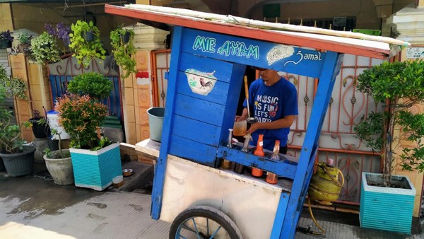 Arti Warna Gerobak Mie Ayam, Gak Sekedar Warna-Warni!