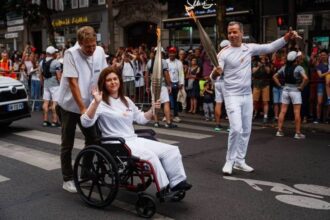 Jurnalis Korban Serangan Israel Bawa Obor Olimpiade Paris 2024