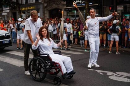 Jurnalis Korban Serangan Israel Bawa Obor Olimpiade Paris 2024