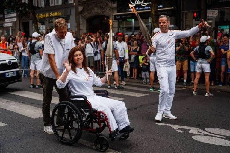 Jurnalis Korban Serangan Israel Bawa Obor Olimpiade Paris 2024
