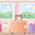 Aturan bagasi kereta api: koper oranye, koper kecil ungu, dan tote bag di dalam kabin kereta dengan kursi pink dan jendela berpemandangan bukit hijau